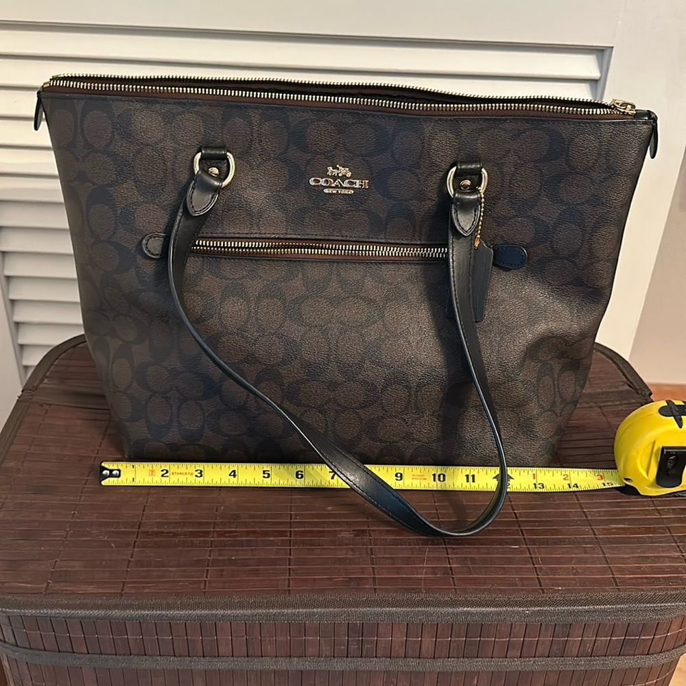 Very clean coach shoulder bag ￼